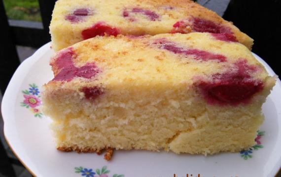 Kolač sa višnjama, kupinama, malinama