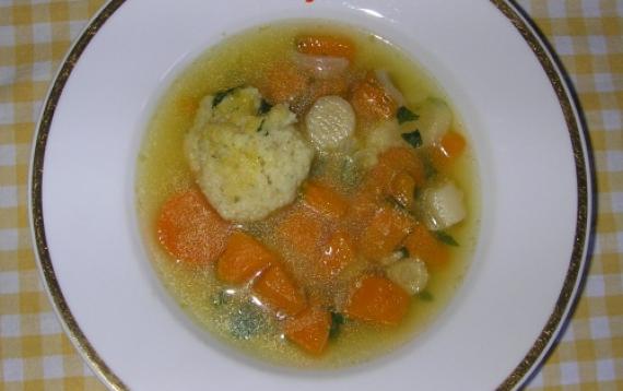 Povrtna bistra supa sa griz knedlama i bundevom Hokkaido