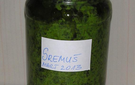 Sremuš listove sa maslinovim uljem